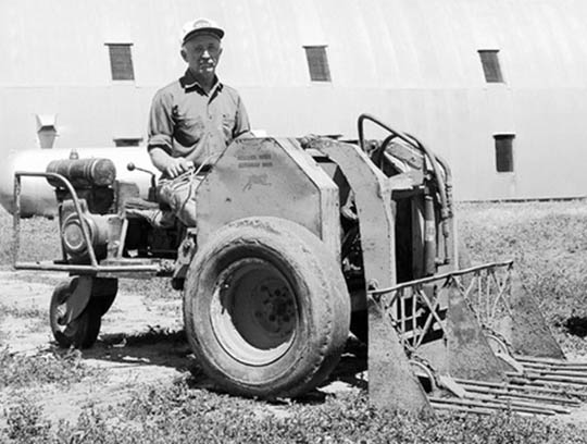 Первый мини-погрузчик Velo назван в честь американского фермера Эдди Веллера